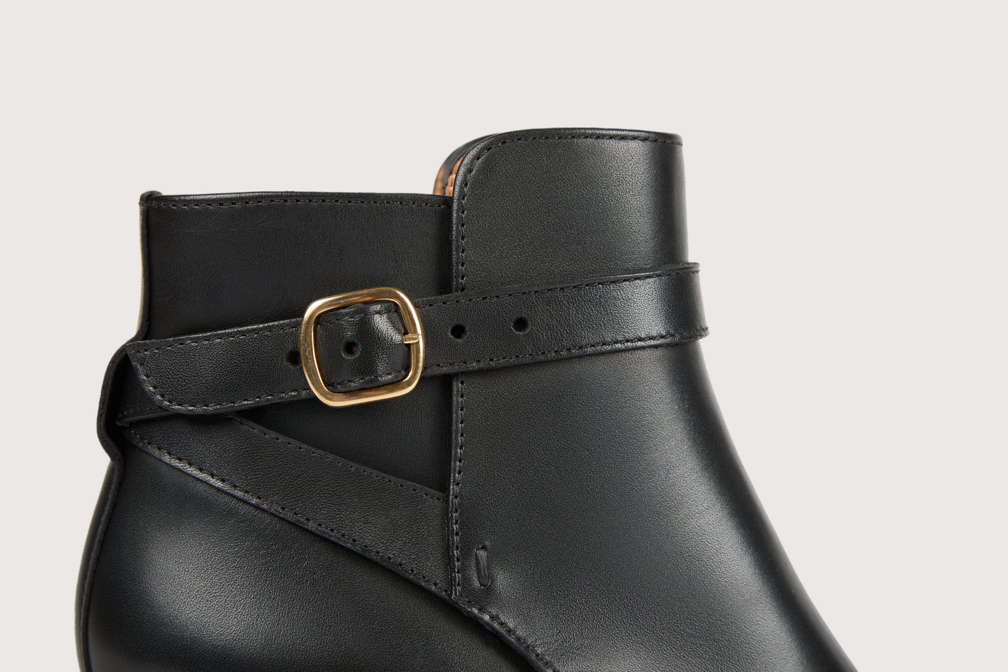 ÉPONA Black Box Leather